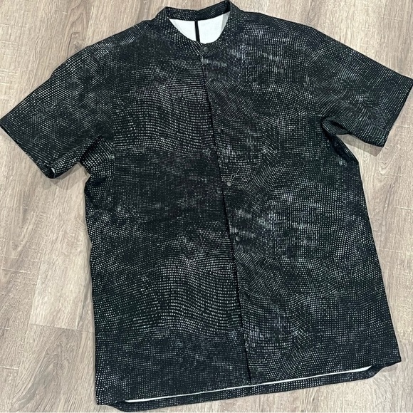 Men’s Lululemon Size Large Digital Camo Black Snap Button Performance Shirt - Picture 2 of 10